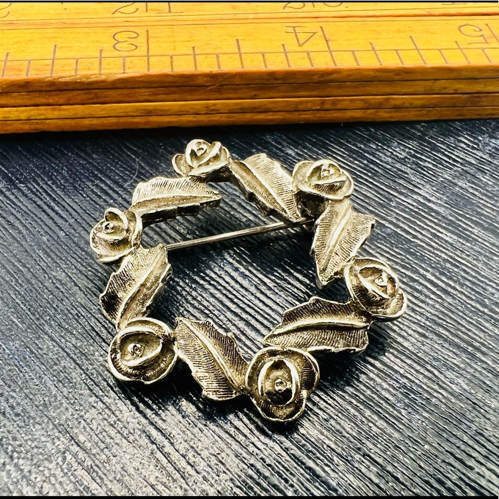 Vintage SARAH COVENTRY simple silver tone floral round wreath brooch pin